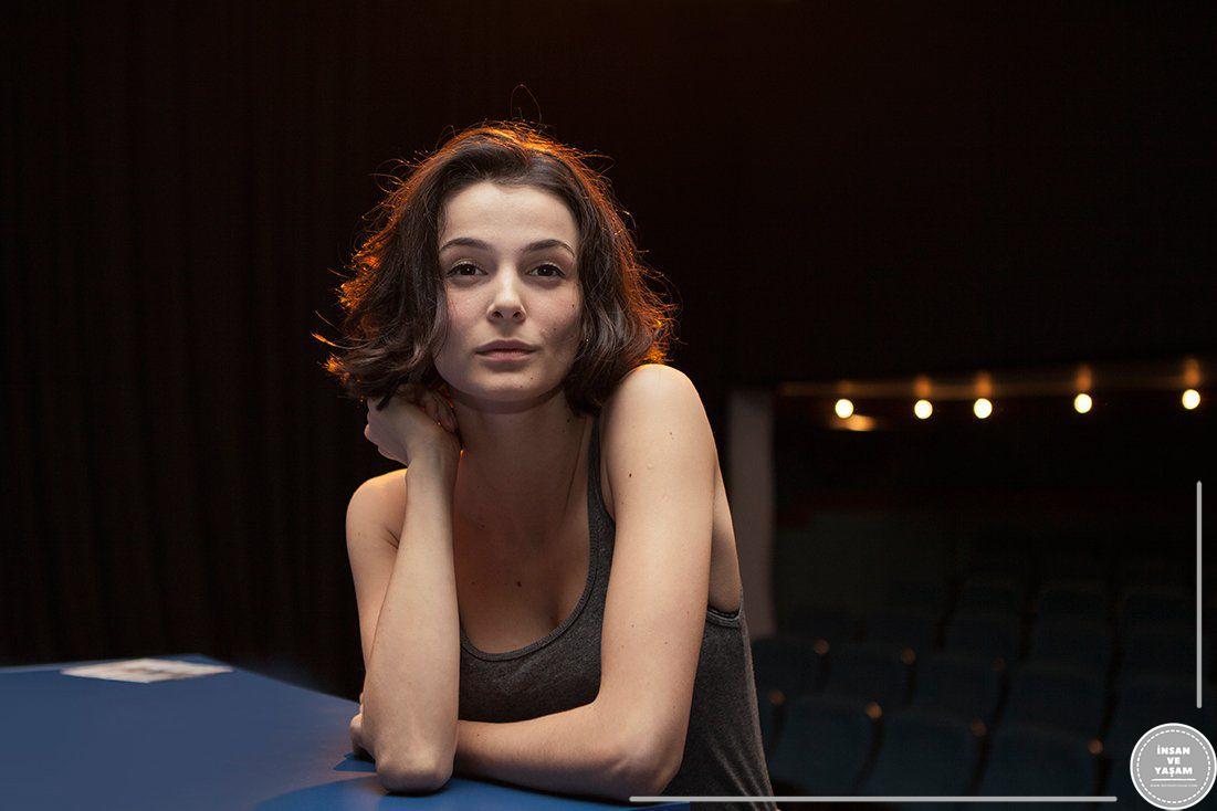 Büşra Develi Kimdir, Biyografisi