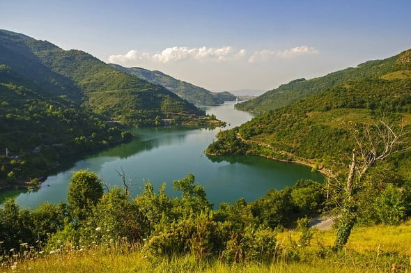 Yuvacık, Kocaeli’nde saklı kalmış cennetlerimizden. Bölge halkı buraya “Küçük Karadeniz” diyor. Haklılar, tıpkı Karadeniz gibi yemyeşil bir doğası var. Ama şu günlerde sarı yapraklar yeşile karışarak dans ediyor. Yolculuk süreniz 1,5 saat. Dağlar, dereler, ormanlar bütün stresinizi alacak. Trekking için Sisli Vadi’sine doğru yürüyebilir, bol bol fotoğraf çekip kamp yapabilirsiniz. Konaklama için Karaaslan Kamping çokça alternatif sunuyor. Göle yakın bir tesis.