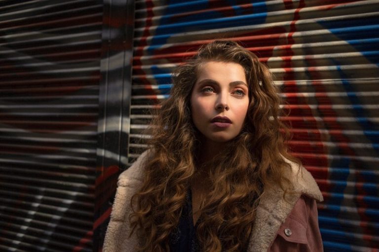 İlay Erkök Kimdir?