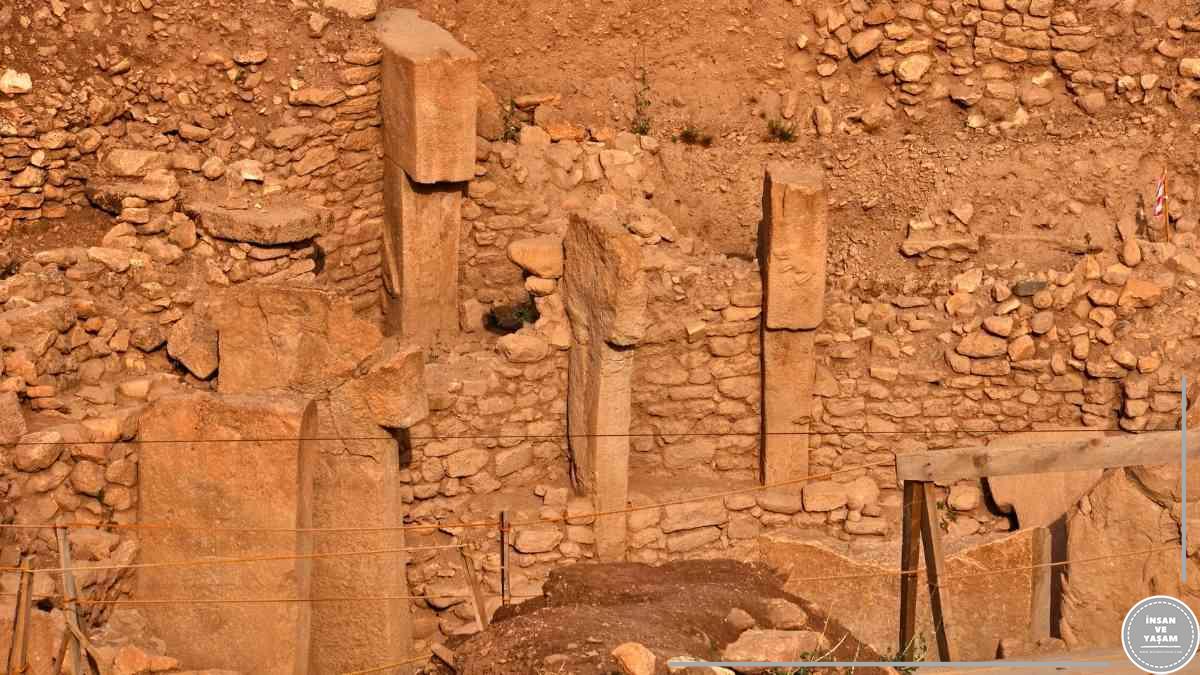 Göbeklitepe'nin turistik önemi, sadece tarihi bir yapı olmasından kaynaklanmaz. Bu antik tapınak kompleksi, insanlık tarihindeki önemli bir dönüm noktasını temsil eder. Göbeklitepe'nin keşfi, insanların yerleşik tarıma geçiş yapmasından önce dini inançlarının var olduğunu göstermiştir. Bu da, insanların sadece maddi ihtiyaçlarını değil, aynı zamanda manevi ihtiyaçlarını da karşılamak için çaba gösterdiklerini gösterir.